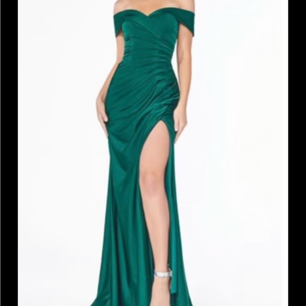 I am selling a bridesmaid dress. I wore the dress 1 time for 4 hours, like new.